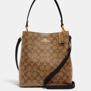 New) Bucket Bag in Signature Canvas